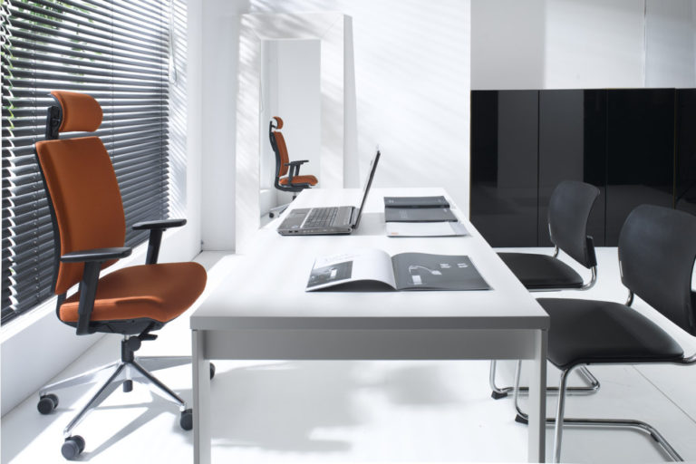 Veris ergonomiczny fotel biurowy. Producent: Profim Dystrybutor: Vipservice