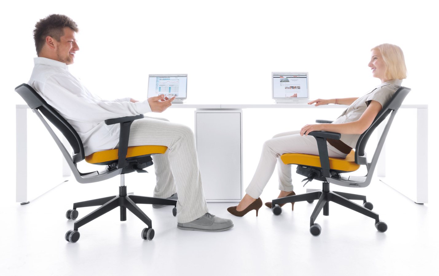 XenonNet kolekcja pracowniczych krzeseł obrotowych i krzeseł konferencyjnych. Producent: Profim Dystrybutor: Vipservice