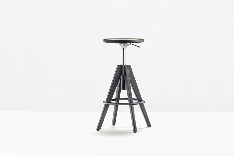 Arki-Stool to obrotowy stołek barowy z litym dębowym siedziskiem i nogami. Producent: Pedrali, Dystrybutor: Vipservice