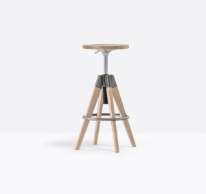 Arki-Stool to obrotowy stołek barowy z litym dębowym siedziskiem i nogami. Producent: Pedrali, Dystrybutor: Vipservice