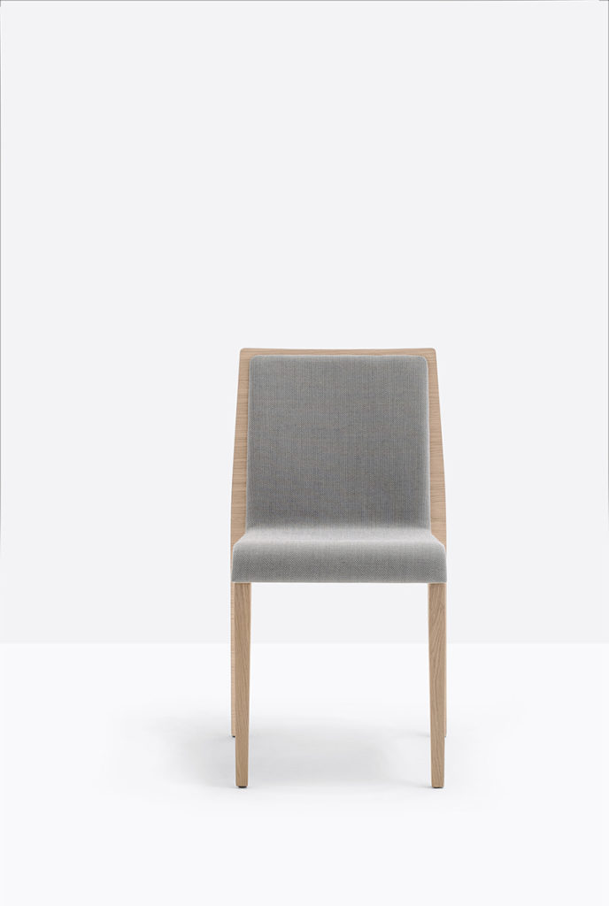 Krzesła Young Producent: Pedrali; Dystrybutor: Vipservice Krzesło posiada profilowane siedzisko ze sklejki i solidną dębową ramą.
